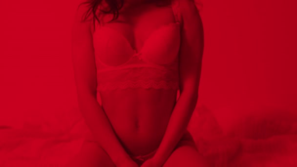 Close-up sexy vrouw poseren in beha in rood licht. provocerende vrouw in lingerie — Stockvideo