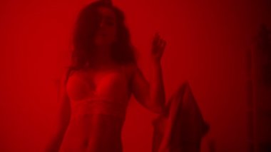 Gece yatak odasında dantelli iç çamaşırlarıyla flört eden seksi kız. Şirin kız pozu.