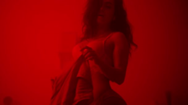 Sexig tjej flörtar i spets underkläder på natten sovrum. Söt flicka poserar. — Stockvideo
