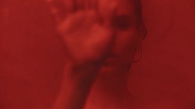 Tuvalette flört eden seksi kız portresi. Banyoda aynayı temizleyen ıslak kadın..