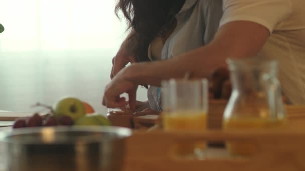 Ritratto di felice famiglia che cucina insieme. Macro di coppia sexy ridere a casa — Video Stock