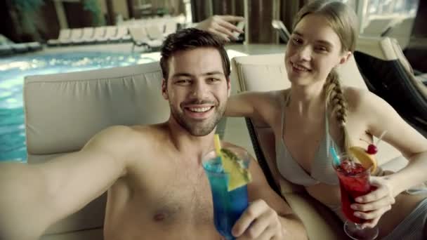 Makro von schönem Paar macht Selfie am Pool mit Cocktails. — Stockvideo