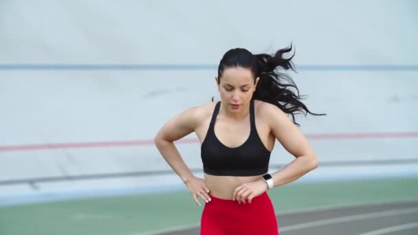 Mulher desportiva cansada a correr na pista de corridas. Retrato de mulher exausta correndo — Vídeo de Stock