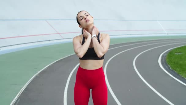 Fitness nő tornázik atlétikai pályán. Szexi nő nyújtózkodik edzés — Stock videók