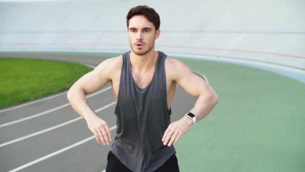 Homme de sport faisant de l'exercice de squat au stade. Fitness homme accroupi en vêtements de sport — Video