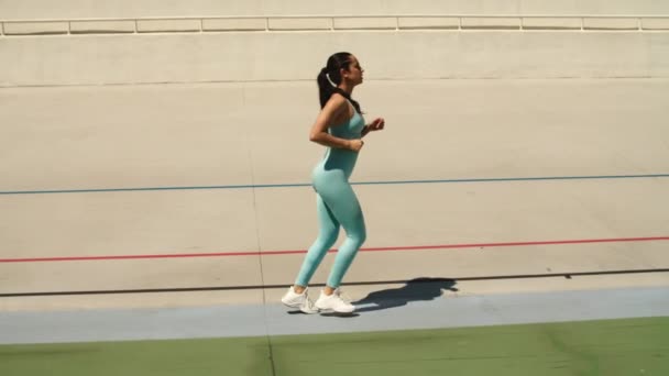 Kvinnlig löpare på kapplöpningsbanan. Passform kvinna träning köra träning — Stockvideo