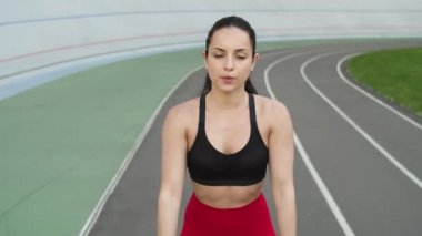 Modern pistte açık havada antrenman yapan seksi bir kadın. Spor yapan atletik kadın