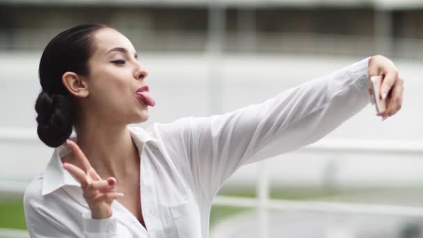 Gros plan femme prendre selfie sur smartphone en plein air. Fille prendre une photo d'elle-même — Video