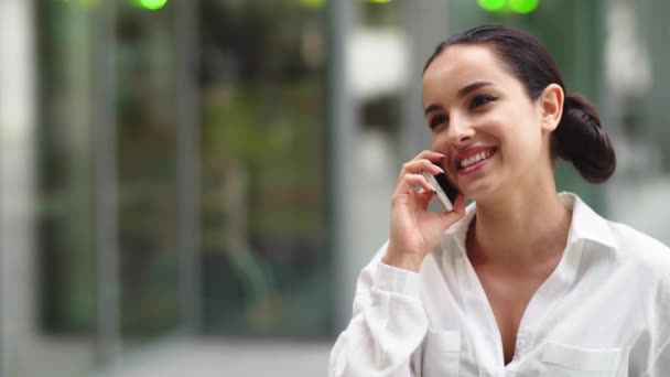 Cerca de chica elegante hablando de teléfono móvil en la calle. Mujer de negocios exitosa — Vídeo de stock