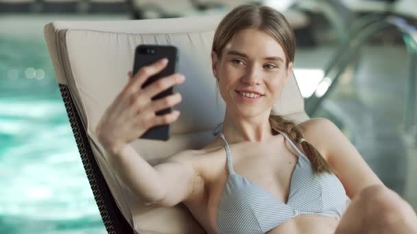 Gros plan jolie femme faisant selfie bord de piscine. fille faisant v geste pour photo. — Video