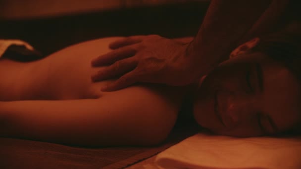 Fechar mulher bonita fazendo massagem no spa. Jovem mulher recebendo massagem corporal . — Vídeo de Stock