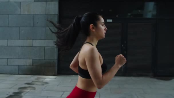 屋外を実行している魅力的な女性を閉じます。ランナーの女性のトレーニングを実行演習. — ストック動画