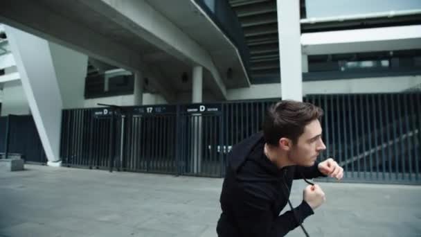 Boxermann beim Boxtraining auf der Straße. Portrait Kämpfer Boxen im Freien — Stockvideo