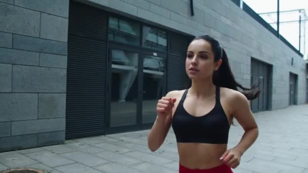 Retrato de una joven trotando en la calle urbana. Sexy mujer corriendo al aire libre . — Vídeo de stock