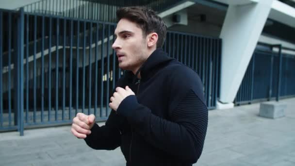 Närbild stilig kille tränar slår utomhus. ung man träning boxning punch — Stockvideo