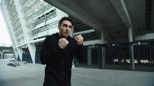 Kickboxer training punch op de training. Portret van een bokser die beats oefent — Stockvideo