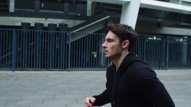 Kapanış sporcusu dışarıda kardiyo eğitimi alıyor. Odaklanmış atlet koşusu