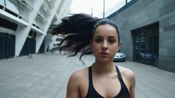 Retrato de una corredora respirando profundamente al aire libre. Sexy deportista corriendo — Vídeo de stock