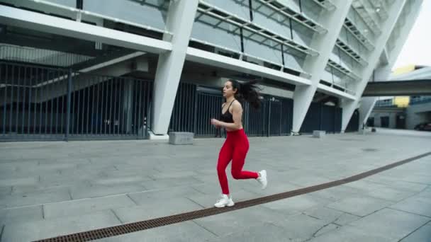 Hermosa mujer corriendo en el entrenamiento matutino. Joven mujer corriendo al aire libre . — Vídeo de stock