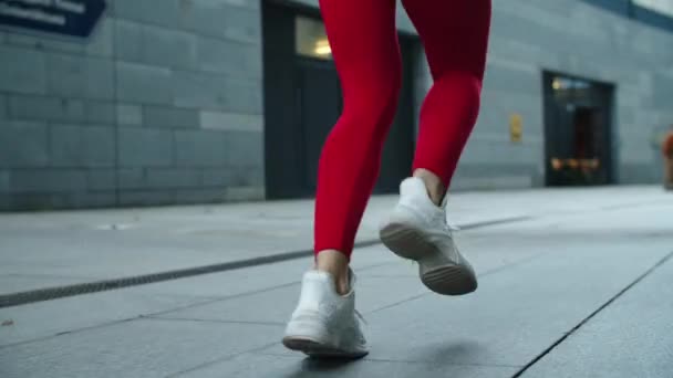 Feche as pernas femininas correndo na rua urbana. Atleta mulher pernas correndo ao ar livre — Vídeo de Stock