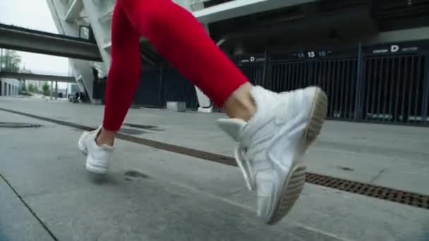紧紧抓住女跑步者的腿在城市街道上慢跑. 女运动员训练跑. — 图库视频影像