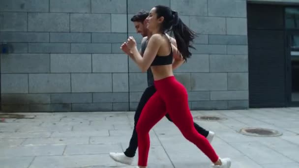 Sport pár fut a szabadban lassított felvételen. Fiatal férfi és nő tréning — Stock videók