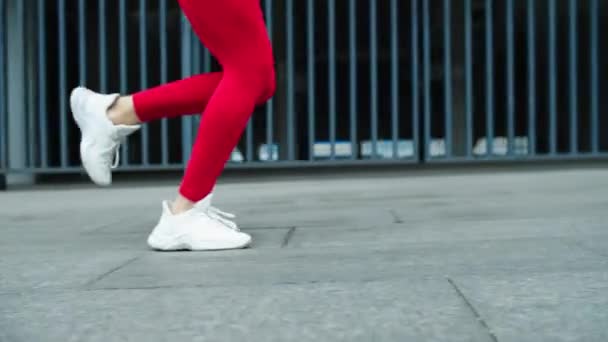 Cerrar las piernas femeninas corriendo al aire libre en cámara lenta. Ejecutar entrenamiento mujer fitness — Vídeo de stock