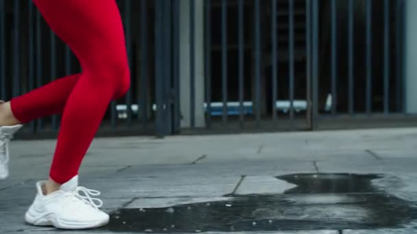 Corredor femenino entrenamiento correr ejercicio al aire libre. Primer plano mujer piernas corriendo en la ciudad — Vídeos de Stock