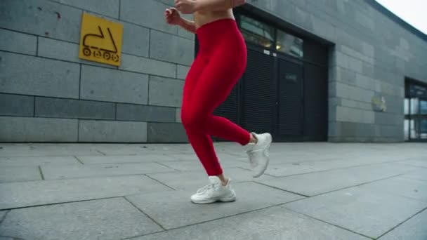 Kentsel caddede koşan fitness kadın bacakları. Koşucu kadın bacaklarını kapat. — Stok video