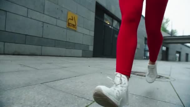 Des jambes de femme qui courent dans la rue au ralenti. Gros plan jambes coureuses féminines jogging — Video