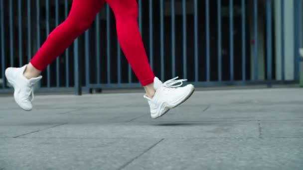 Κοντινό γυναικείο δρομέα πόδια τζόκινγκ στο δρόμο. Closeup σπορ γυναίκα προπόνηση τρέξιμο — Αρχείο Βίντεο