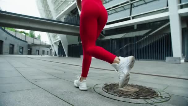 Closeup female legs running on urban street. Fitness woman training run outdoor — Stockvideo