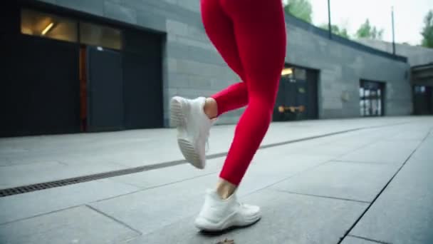 Patas femeninas corriendo por la calle urbana. Primer plano mujer piernas corriendo al aire libre — Vídeos de Stock