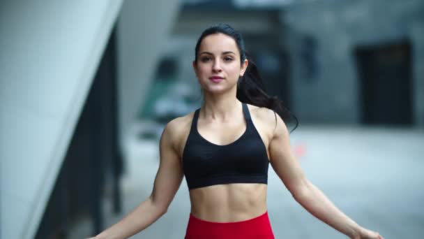 Atleta mujer saltando en la cuerda de saltar. Deportiva chica terminar ejercicio cardiovascular — Vídeos de Stock