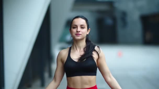 Chica de fitness saltando en la cuerda. Entrenamiento de mujer sexy en entrenamiento al aire libre . — Vídeo de stock