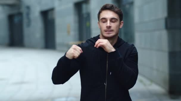 Fitness férfi bemelegíti a karjait a szabadban. Férfi sportoló csinál bemelegítő gyakorlatok — Stock videók