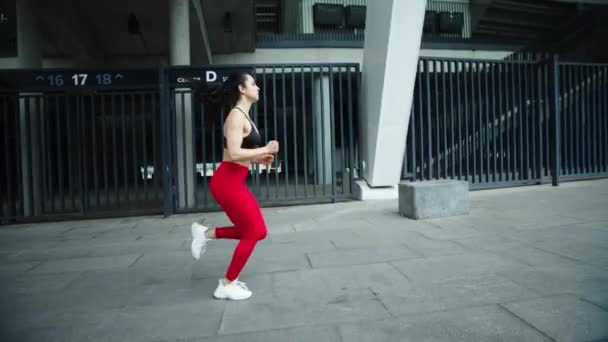 Γυμναστήριο κορίτσι τρέχει εξωτερική σε αργή κίνηση. Άσκηση άσκησης σε αθλήτρια γυναίκα — Αρχείο Βίντεο