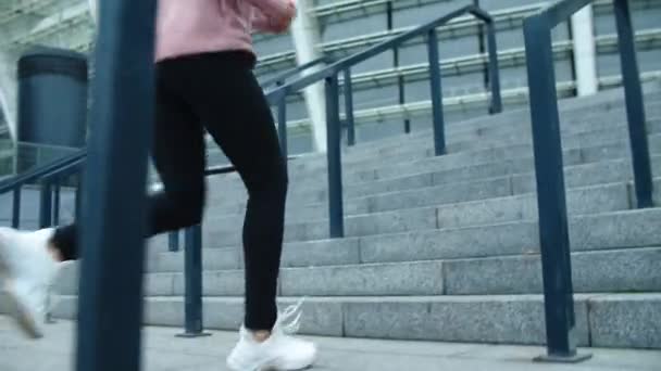 Primer plano piernas femeninas corriendo escaleras arriba al aire libre. Close up sport mujer trotando — Vídeo de stock