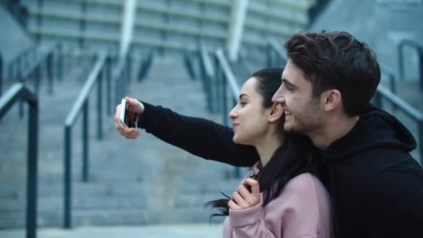 Γυμναστήριο ζευγάρι λήψη selfie φωτογραφία στο smartphone. Αστείο ζευγάρι ποζάρει για selfie — Αρχείο Βίντεο