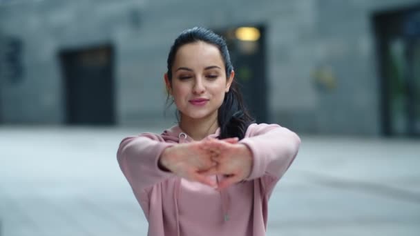 Gros plan athlète femme étirant les bras en plein air. Fitness fille échauffement séance d'entraînement — Video