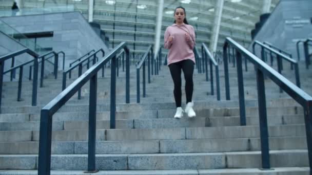 Sportowa kobieta biegnie po schodach na zewnątrz. Biegaczka biegająca po schodach — Wideo stockowe