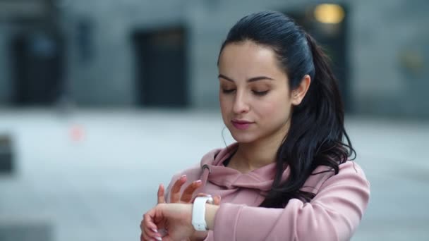 Retrato de mujer fitness usando reloj inteligente. Deportiva mujer leyendo mensaje — Vídeos de Stock