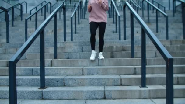 Une femme qui descend les escaliers au ralenti. Athlète femme détente après la course — Video