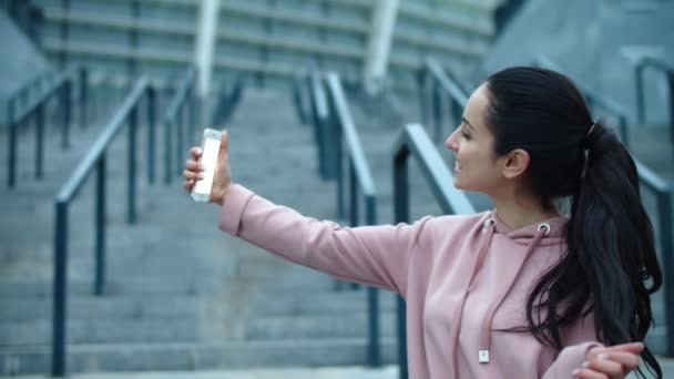 Mooie vrouw maakt mobiele foto buiten. Sexy vrouw poseren voor selfie foto — Stockvideo