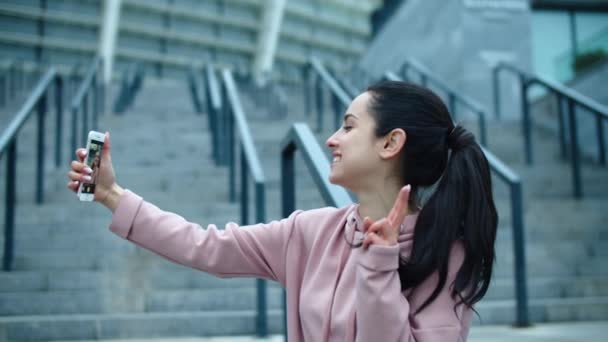 Mulher feliz fazendo foto no smartphone fora. Mulher desportiva fazendo selfie foto — Vídeo de Stock