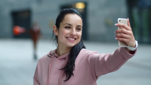 Chiudere donna sorridente utilizzando il telefono per videochiamate. Ragazza allegra parlando online — Video Stock