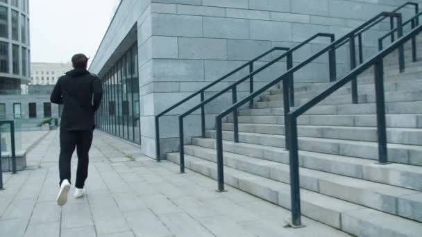 Hombre deportivo corriendo escaleras abajo al aire libre. Fitness hombre entrenamiento correr ejercicio — Vídeos de Stock