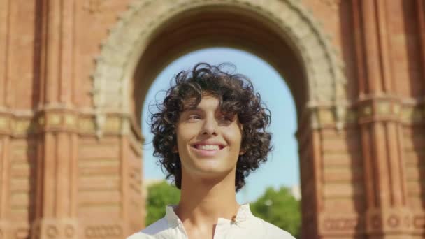 Portrait d'homme joyeux riant en plein air. Mignon homme souriant à fond urbain. — Video