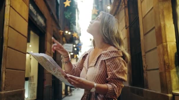 Closeup mulher turista olhando mapa ao ar livre. Menina sexy procurando endereço com mapa — Vídeo de Stock