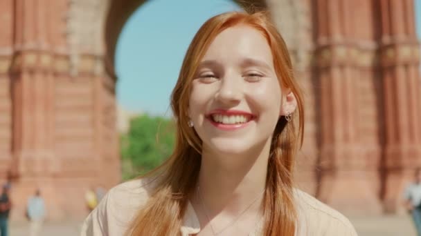 Primer plano sonriente cara femenina posando en cámara. Mujer pelirroja sintiéndose feliz — Vídeos de Stock